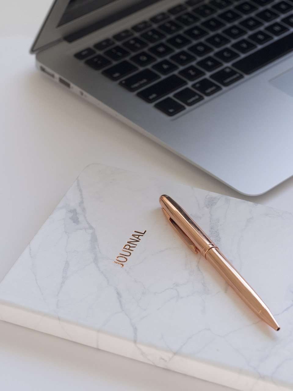 Cuaderno y bolígrafo sobre la mesa del despacho
